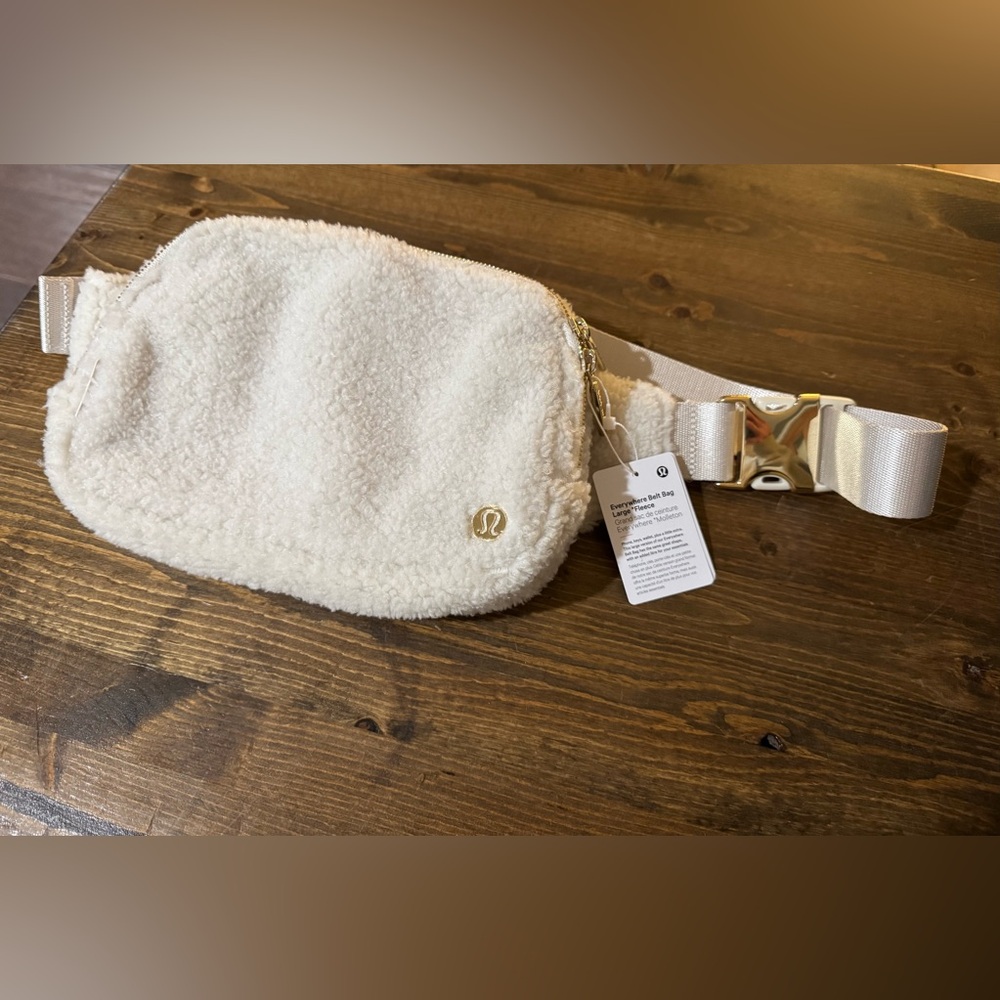 NWT 🤍 LULULEMON Wear Everywhere Belt Bag in Large Fleece
